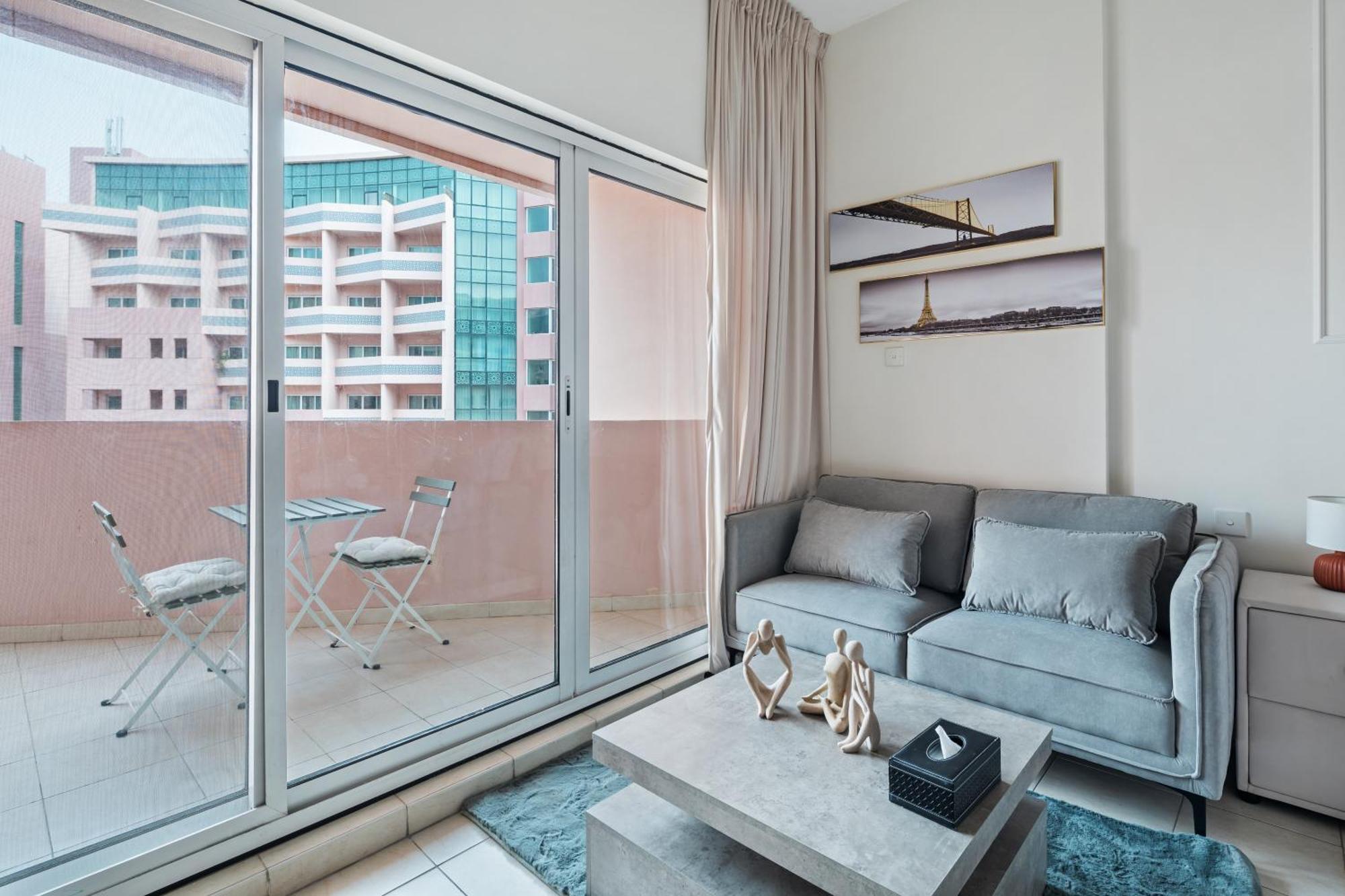 Chic Urban - Discovery Gardens Apartment